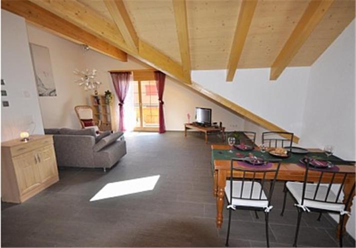 Apartamento Charming Penthouse Lauterbrunnen Habitación foto